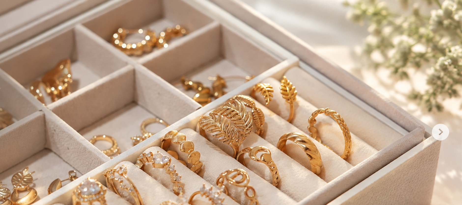 Joyero elegante con anillos dorados, colección NAHO
